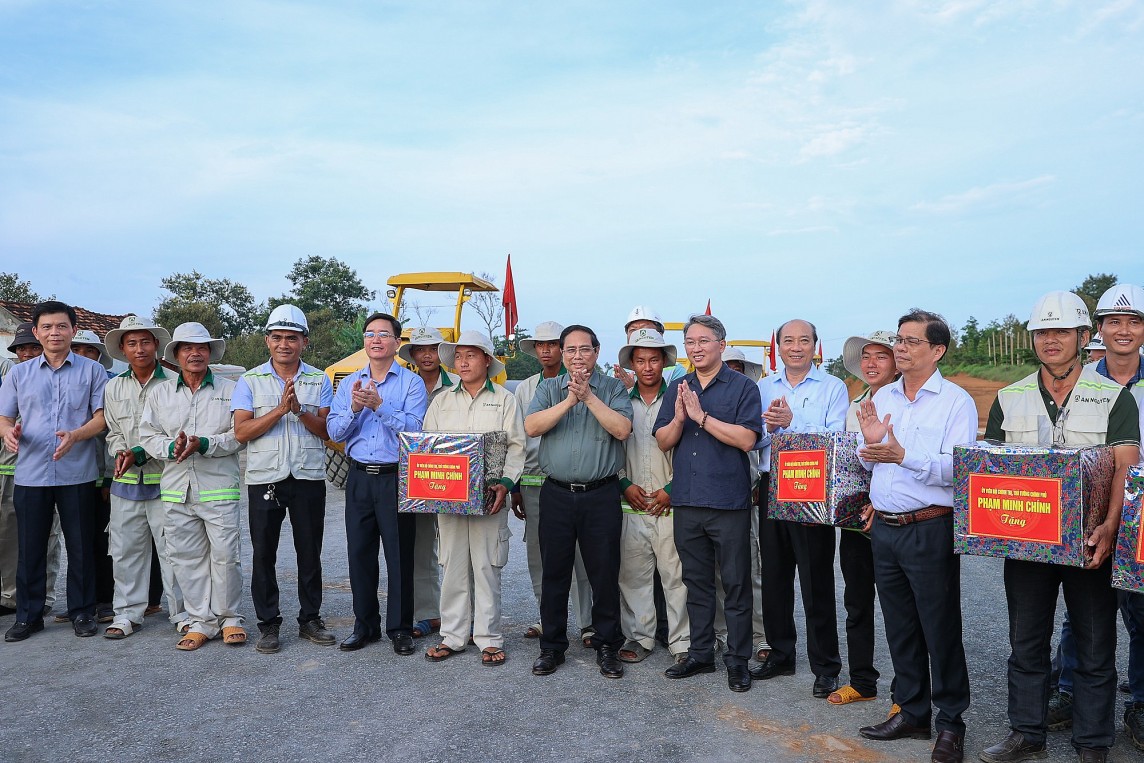 Thủ tướng tặng quà đội ngũ cán bộ, công nhân, người lao động trên công trường - Ảnh: VGP/Nhật Bắc Thủ tướng tặng quà đội ngũ cán bộ, công nhân, người lao động trên công trường - Ảnh: VGP/Nhật Bắc