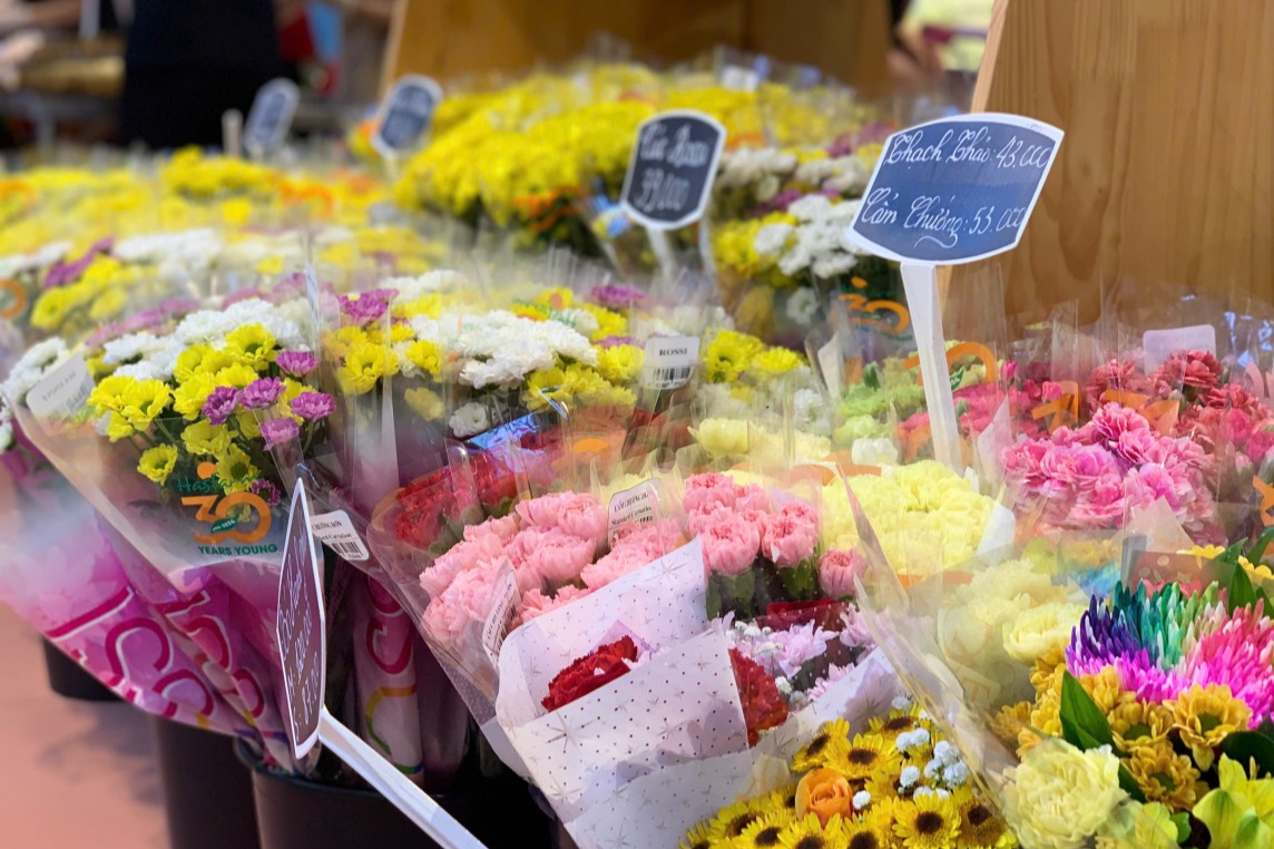 Rằm tháng 7: Đồ cúng chay ‘hốt bạc’, hoa tươi tăng giá chóng mặt