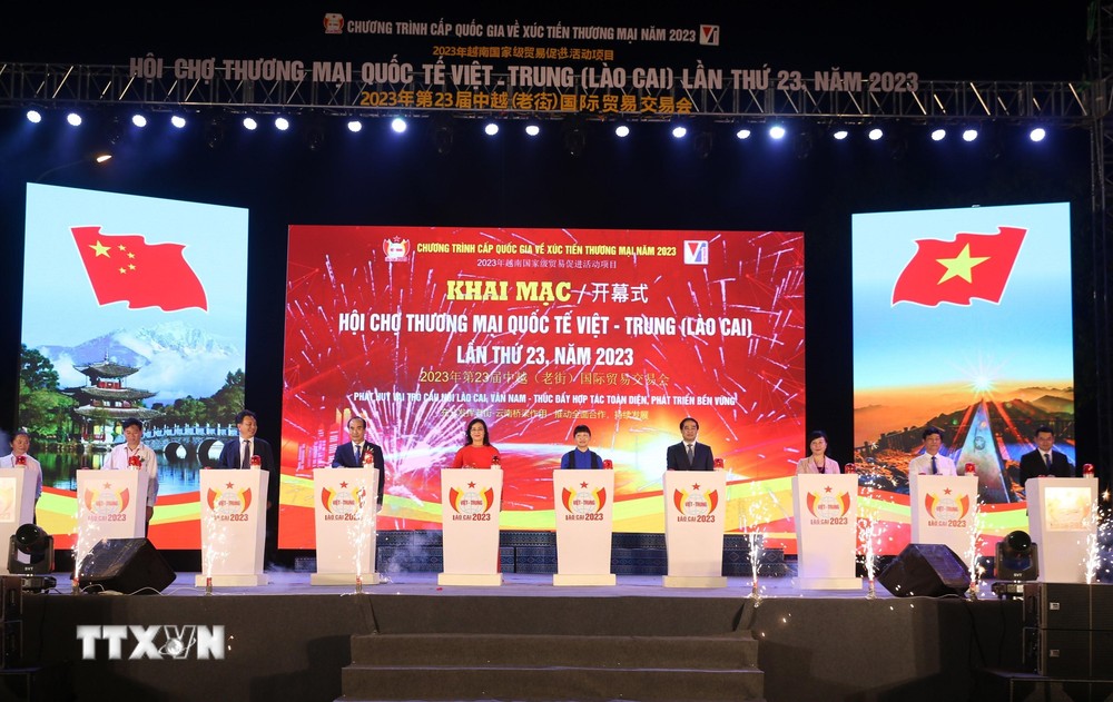 Các đại biểu thực hiện nghi thức khai mạc hội chợ Việt - Trung 2023. (Ảnh: Quốc Khánh/TTXVN) ttxvn_hoi cho viet trung.jpg