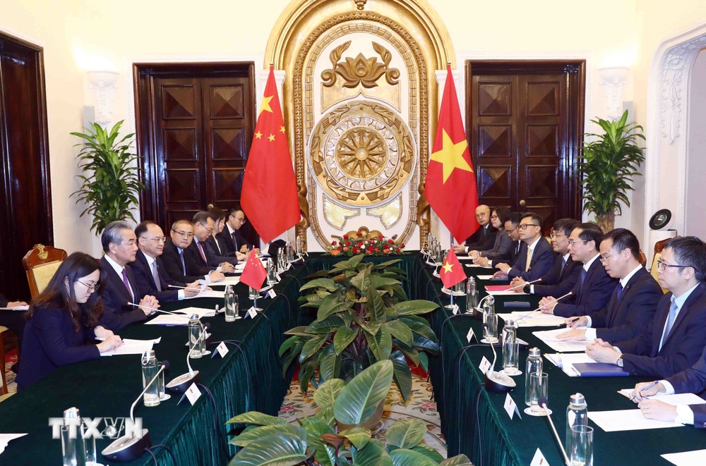 Bộ trưởng Ngoại giao Bùi Thanh Sơn hội đàm với Bộ trưởng Ngoại giao Trung Quốc Vương Nghị thăm chính thức Việt Nam và dự Phiên họp lần thứ 15 Ủy ban Chỉ đạo hợp tác song phương Việt Nam-Trung Quốc. (Ảnh: Phạm Kiên/TTXVN) ttxvn_hop tac song phuong viet trung.jpg