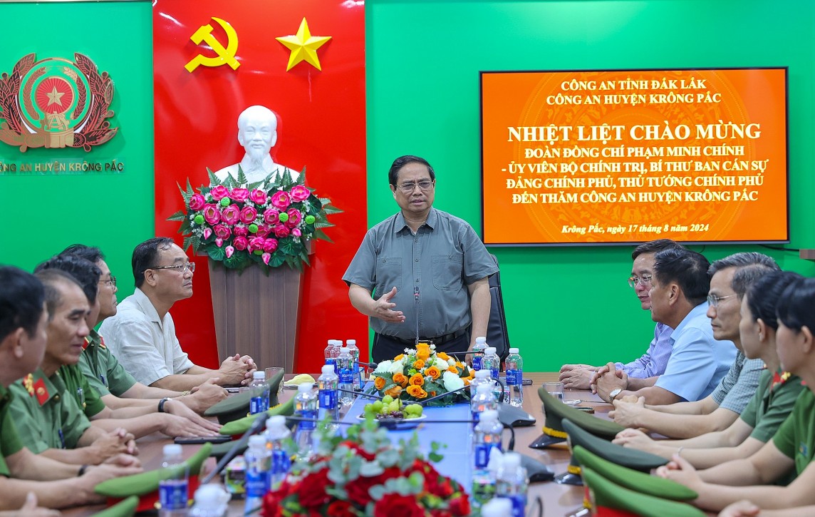 Thủ tướng Phạm Minh Chính thăm, làm việc tại Công an huyện Krông Pắc, tỉnh Đắk Lắk - Ảnh: VGP/Nhật Bắc Thủ tướng Phạm Minh Chính thăm, làm việc tại Công an huyện Krông Pắc, tỉnh Đắk Lắk - Ảnh: VGP/Nhật Bắc