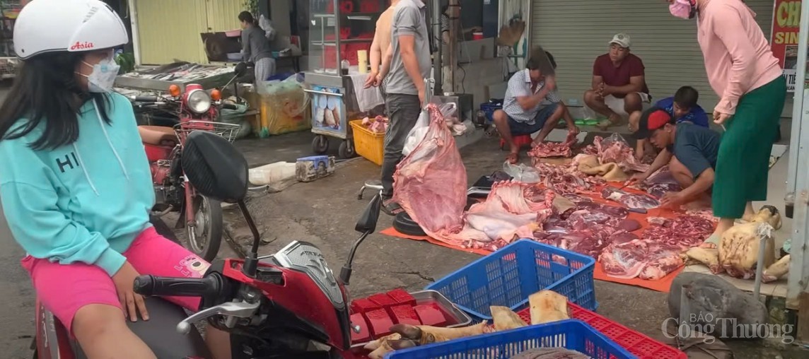 TP. Hồ Chí Minh: Giá thịt bên ngoài chợ đầu mối rẻ hơn rau, thương nhân trong chợ bất an TP. Hồ Chí Minh: Giá thịt bên ngoài chợ đầu mối rẻ hơn rau, thương nhân trong chợ bất an