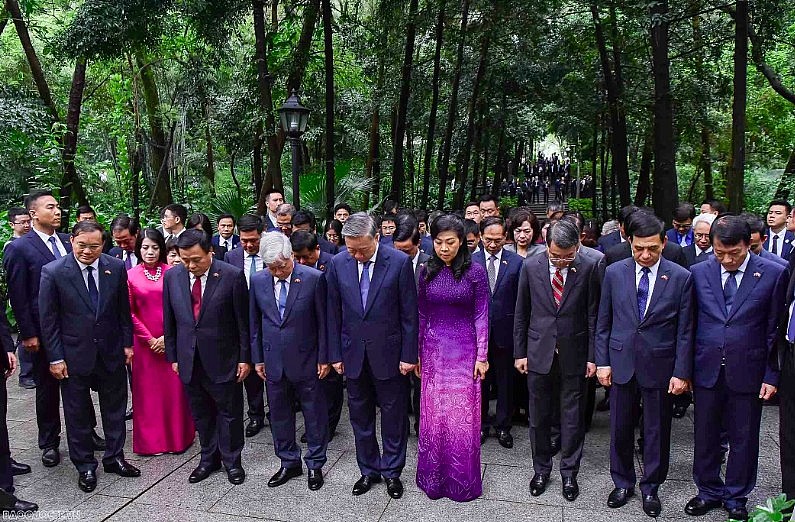 Tổng Bí thư, Chủ tịch nước Tô Lâm và Phu nhân dâng hoa tại mộ liệt sĩ Phạm Hồng Thái Tổng Bí thư, Chủ tịch nước Tô Lâm và Phu nhân dâng hoa tại mộ liệt sĩ Phạm Hồng Thái