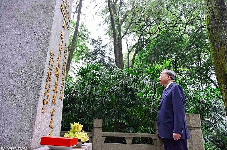 Tổng Bí thư, Chủ tịch nước Tô Lâm và Phu nhân dâng hoa tại mộ liệt sĩ Phạm Hồng Thái Tổng Bí thư, Chủ tịch nước Tô Lâm và Phu nhân dâng hoa tại mộ liệt sĩ Phạm Hồng Thái