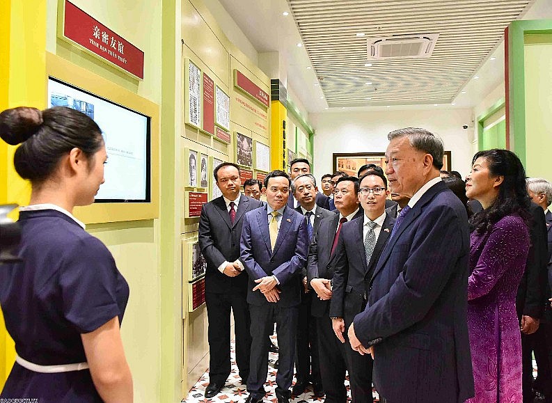 Tổng Bí thư, Chủ tịch nước Tô Lâm và Phu nhân dâng hoa tại mộ liệt sĩ Phạm Hồng Thái Tổng Bí thư, Chủ tịch nước Tô Lâm và Phu nhân dâng hoa tại mộ liệt sĩ Phạm Hồng Thái