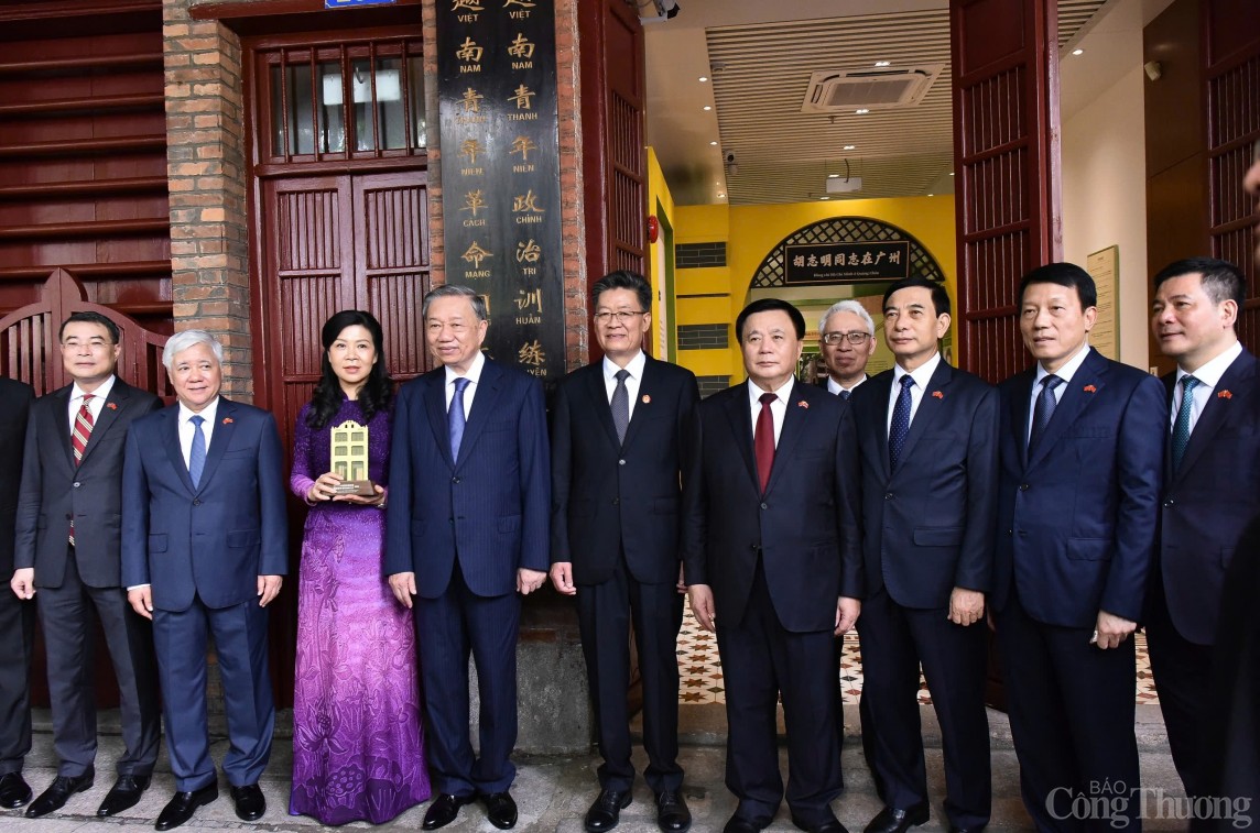 Tổng Bí thư, Chủ tịch nước Tô Lâm và Phu nhân dâng hoa tại mộ liệt sĩ Phạm Hồng Thái Tổng Bí thư, Chủ tịch nước Tô Lâm và Phu nhân dâng hoa tại mộ liệt sĩ Phạm Hồng Thái