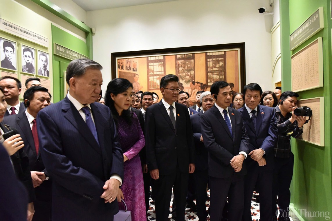 Tổng Bí thư, Chủ tịch nước Tô Lâm và Phu nhân dâng hoa tại mộ liệt sĩ Phạm Hồng Thái Tổng Bí thư, Chủ tịch nước Tô Lâm và Phu nhân dâng hoa tại mộ liệt sĩ Phạm Hồng Thái