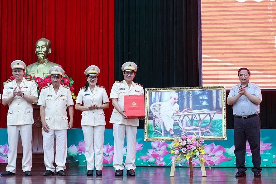 Thủ tướng tặng quà Công an tỉnh Đắk Lắk và gửi lời chúc mừng tốt đẹp nhất tới cán bộ, chiến sĩ Công an tỉnh nhân dịp 79 năm Ngày truyền thống Công an nhân dân (19/8/1945 – 19/8/2024) - Ảnh: VGP/Nhật Bắc Thủ tướng tặng quà Công an tỉnh Đắk Lắk và gửi lời chúc mừng tốt đẹp nhất tới cán bộ, chiến sĩ Công an tỉnh nhân dịp 79 năm Ngày truyền thống Công an nhân dân (19/8/1945 – 19/8/2024) - Ảnh: VGP/Nhật Bắc