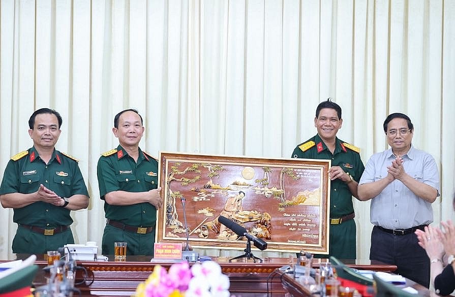 Thủ tướng tặng quà Bộ Chỉ huy quân sự tỉnh Đắk Lắk và gửi lời chúc mừng tốt đẹp nhất nhân dịp kỷ niệm 79 năm Cách mạng Tháng Tám, Quốc khánh 2/9 và chuẩn bị kỷ niệm 80 năm Ngày thành lập Quân đội nhân dân Việt Nam (22/12/1944-22/12/2024) - Ảnh: VGP/Nhật Bắc Thủ tướng tặng quà Bộ Chỉ huy quân sự tỉnh Đắk Lắk và gửi lời chúc mừng tốt đẹp nhất nhân dịp kỷ niệm 79 năm Cách mạng Tháng Tám, Quốc khánh 2/9 và chuẩn bị kỷ niệm 80 năm Ngày thành lập Quân đội nhân dân Việt Nam (22/12/1944-22/12/2024) - Ảnh: VGP/Nhật Bắc