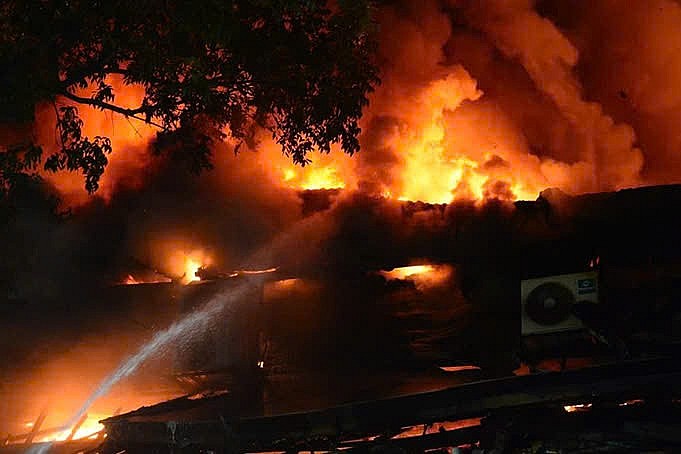 Lửa cháy dữ dội trong vụ cháy tại phố Phó Đức Chính. Ảnh: Hoàng Huy Lửa cháy dữ dội trong vụ cháy tại phố Phó Đức Chính. Ảnh: Hoàng Huy