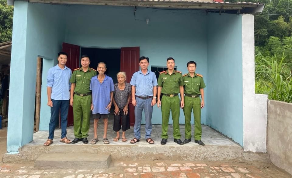 công an hỗ trợ gia đình khó khăn công an hỗ trợ gia đình khó khăn