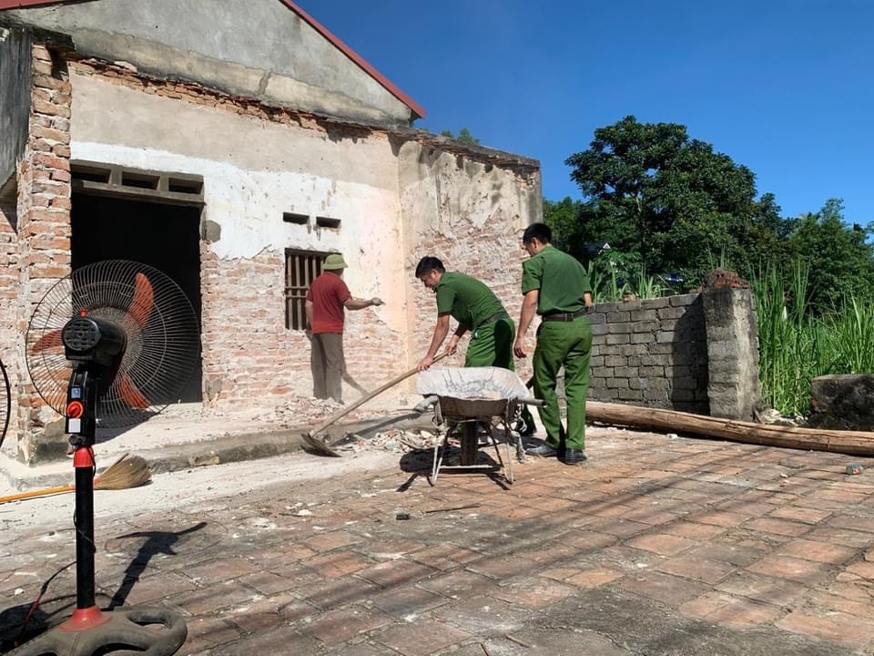 công an hỗ trợ gia đình khó khăn công an hỗ trợ gia đình khó khăn