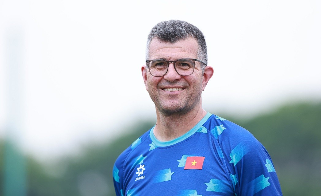 Khen U16 Việt Nam, HLV Cristiano Roland không quên 'nắn gân' các học trò