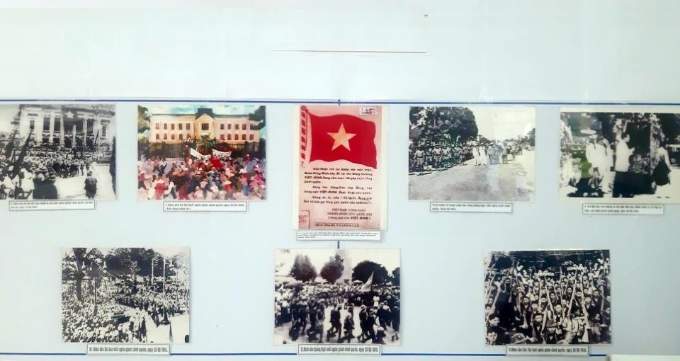 Hình ảnh tư liệu về Ngày Cách mạng tháng Tám thành công (19/8/1945) và Quốc khánh (2/9) được trưng bày tại Thư viện tỉnh Bạc Liêu. Ảnh: BLO Hình ảnh tư liệu về Ngày Cách mạng tháng Tám thành công (19/8/1945) và Quốc khánh (2/9) được trưng bày tại Thư viện tỉnh Bạc Liêu. Ảnh: BLO