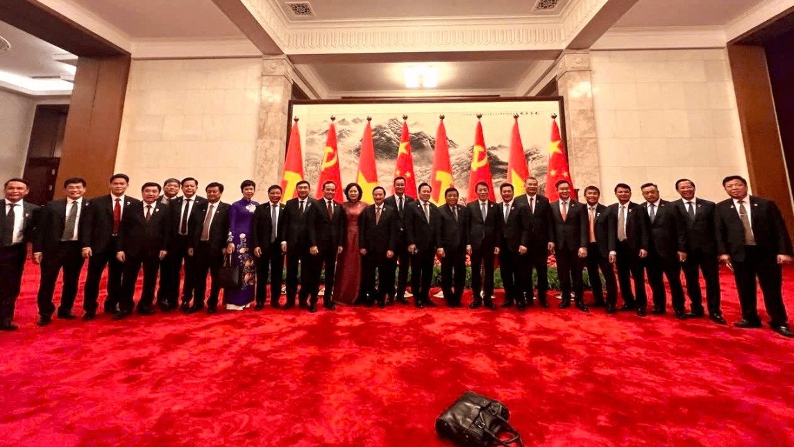 Bộ trưởng Nguyễn Hồng Diên ký, trao văn kiện hợp tác với các cơ quan, địa phương Trung Quốc