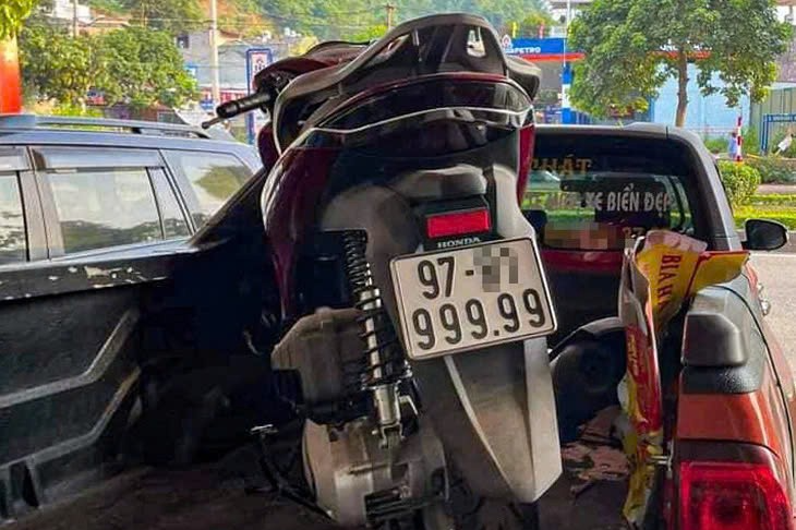 CSGT nói về tranh chấp biển số 'vip' giữa Huấn Hoa Hồng và đại gia Bắc Kạn CSGT nói về tranh chấp biển số 'vip' giữa Huấn Hoa Hồng và đại gia Bắc Kạn