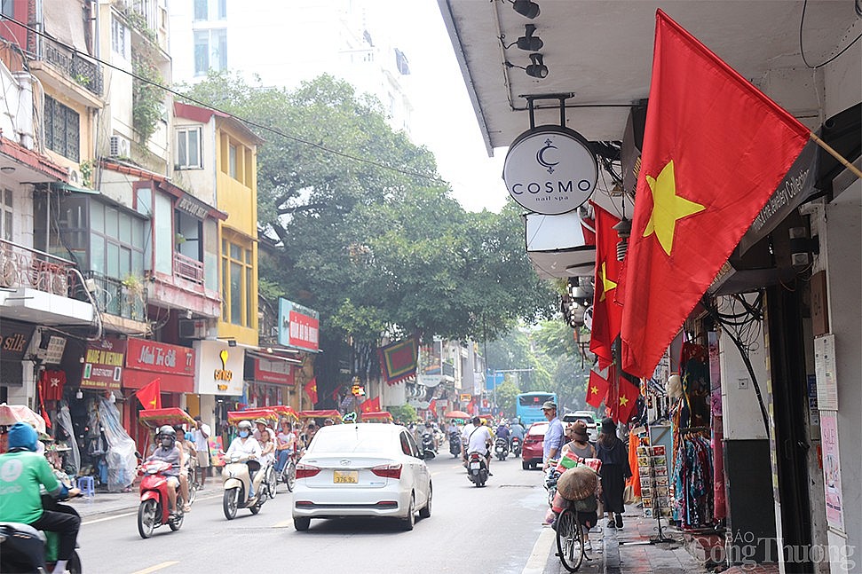 Đường phố Hà Nội rực 'sắc đỏ' chào mừng quốc khánh 2/9