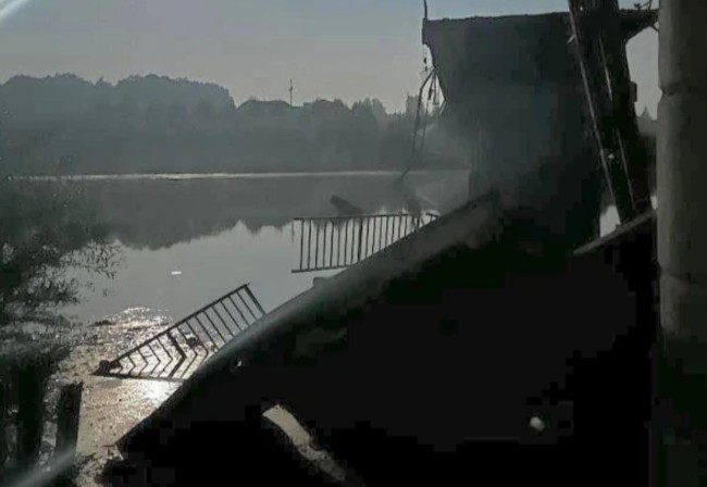 Bức ảnh do blogger quân sự ủng hộ Nga Voenniy Osvedomitel’ công bố cho thấy một nhịp cầu bị sập bắc qua sông Seym gần làng Karyzh, thuộc tỉnh Kursk sau một cuộc tấn công của Ukraine. Các nền tảng thông tin khác cũng xác nhận thiệt hại của cây cầu này (Ảnh: Kyiv Post) Bức ảnh do blogger quân sự ủng hộ Nga Voenniy Osvedomitel’ công bố cho thấy một nhịp cầu bị sập bắc qua sông Seym gần làng Karyzh, thuộc tỉnh Kursk sau một cuộc tấn công của Ukraine. Các nền tảng thông tin khác cũng xác nhận thiệt hại của cây cầu này (Ảnh: Kyiv Post)