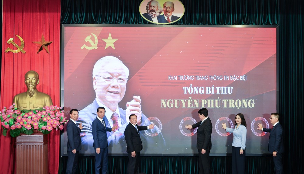 Các đại biểu nhấn nút khai trương Trang thông tin về Tổng Bí thư Nguyễn Phú Trọng. (Ảnh: CTV/Vietnam+) z5748425510846_9780ba2cf5d01ae4b9f30ff867a69322.jpg