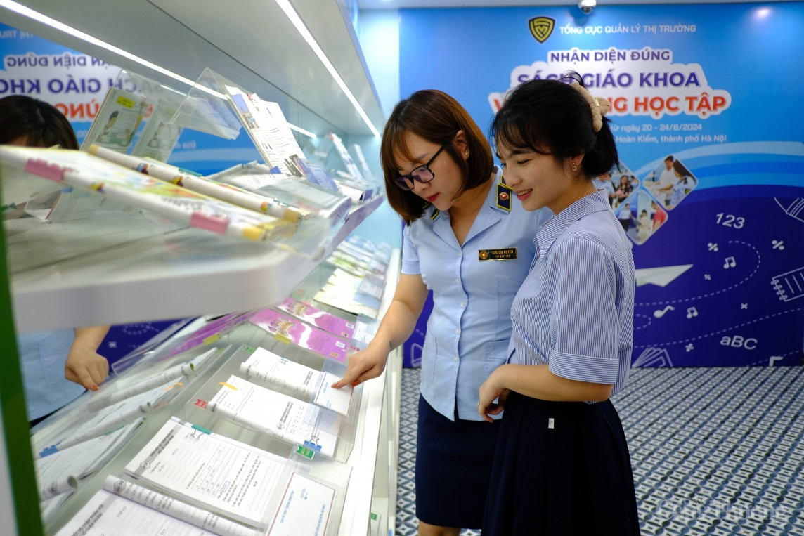 Quản lý thị trường hướng dẫn nhận diện sách, đồ dùng học tập thật và giả