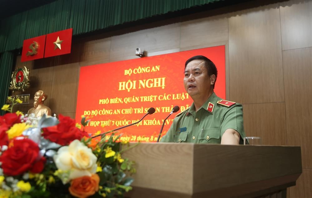 Thiếu tướng Phạm Công Nguyên, Cục trưởng Cục Pháp chế và cải cách hành chính, tư pháp phát biểu kết luận Hội nghị. Thiếu tướng Phạm Công Nguyên, Cục trưởng Cục Pháp chế và cải cách hành chính, tư pháp phát biểu kết luận Hội nghị.