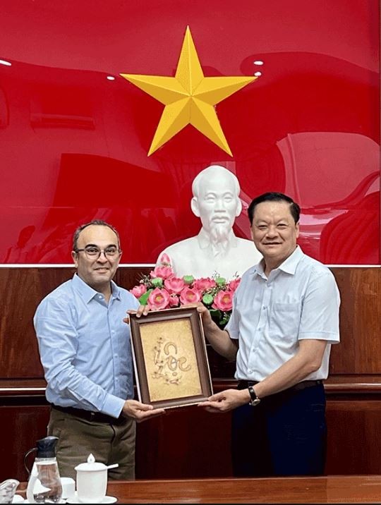 Ông Dương Tấn Hiển, Phó Chủ tịch Thường trực UBND TP Cần Thơ (phải) tặng quà lưu niệm Giám đốc điều hành SUEZ Ðông Nam Á. Ảnh CTO Ông Dương Tấn Hiển, Phó Chủ tịch Thường trực UBND TP Cần Thơ (phải) tặng quà lưu niệm Giám đốc điều hành SUEZ Ðông Nam Á. Ảnh CTO