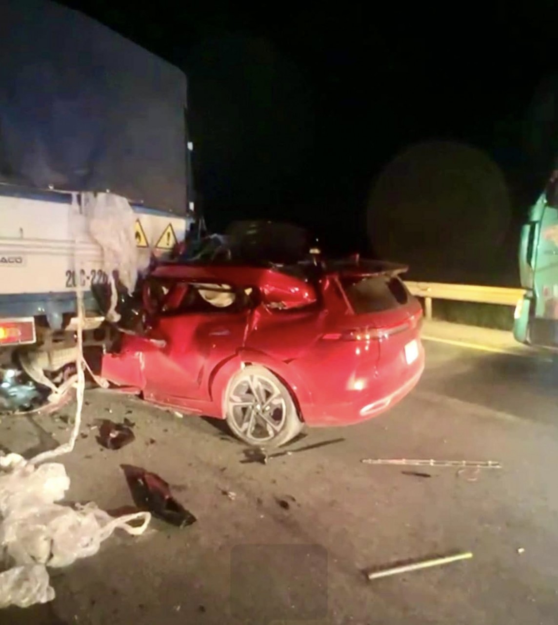 Tranh luận xe tải hết dầu dừng trên cao tốc Hà Nội-Thái Nguyên gây tai nạn chết người Tranh luận xe tải hết dầu dừng trên cao tốc Hà Nội-Thái Nguyên gây tai nạn chết người