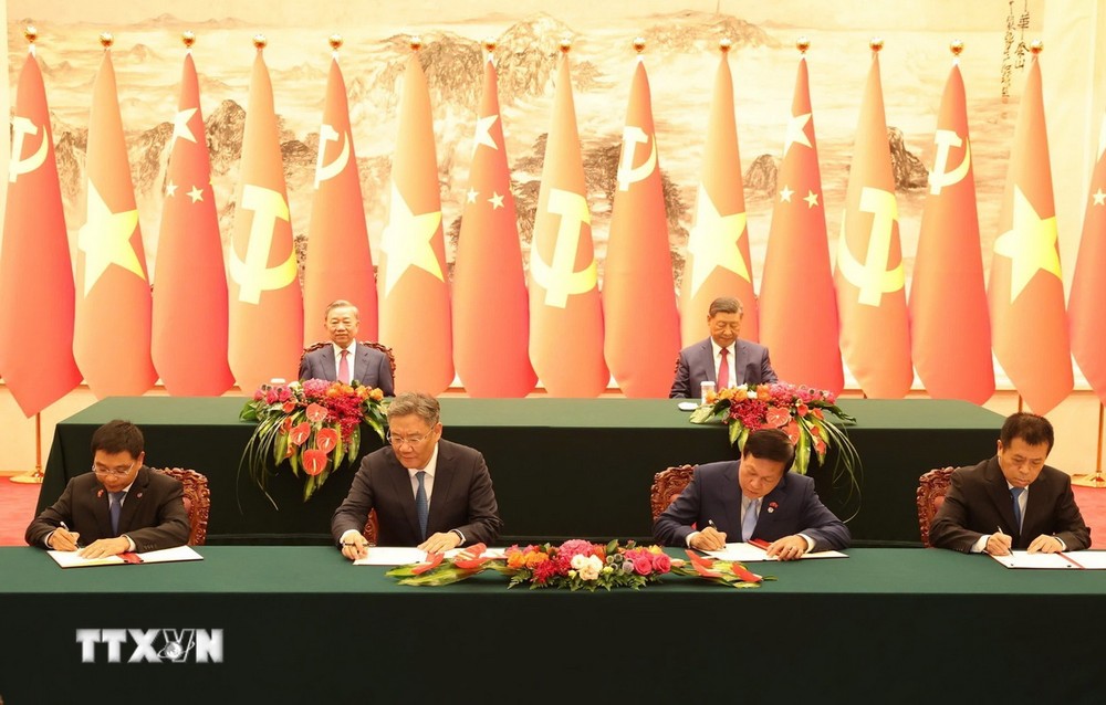 Tổng Bí thư, Chủ tịch nước Tô Lâm và Tổng Bí thư, Chủ tịch nước Trung Quốc Tập Cận Bình chứng kiến Lễ ký các văn kiện hợp tác giữa hai nước. (Ảnh: Trí Dũng/TTXVN) ttxvn_tong bi thu 2.jpg