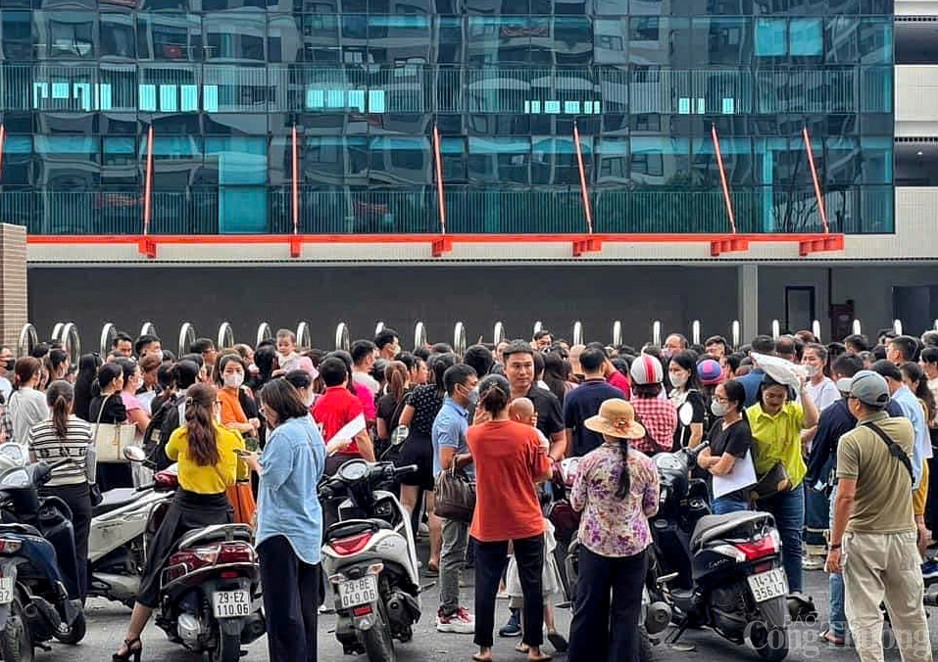 Nhiều phụ huynh đến Trường Tiểu học Tây Mỗ 3 để tìm hiểu thông tin thì nhận câu trả lời không rõ ràng từ đại diện nhà trường. Nhiều phụ huynh đến Trường Tiểu học Tây Mỗ 3 để tìm hiểu thông tin thì nhận câu trả lời không rõ ràng từ đại diện nhà trường.