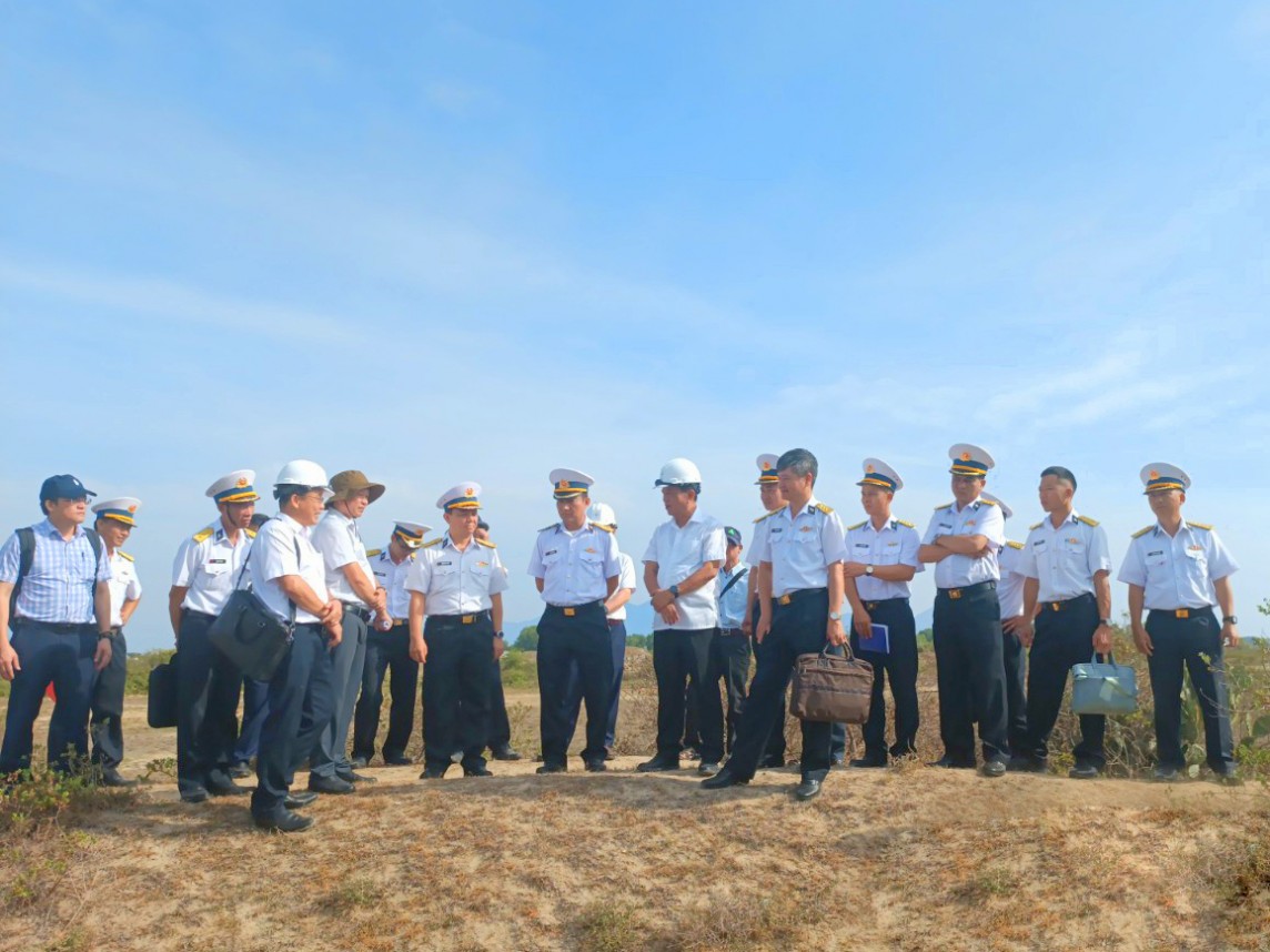 Tổng giám đốc EVNCPC Ngô Tấn Cư trao đổi cùng Quân chủng Hải quân về tình hình thực hiện dự án (Ảnh: PC Khánh Hòa) Tổng giám đốc EVNCPC Ngô Tấn Cư trao đổi cùng Quân chủng Hải quân về tình hình thực hiện dự án (Ảnh: PC Khánh Hòa)