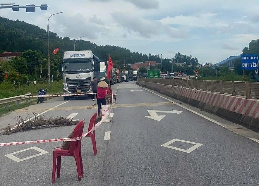 "Hố tử thần" gây ùn tắc giao thông trên quốc lộ 18A "Hố tử thần" gây ùn tắc giao thông trên quốc lộ 18A