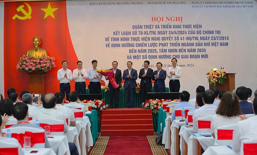 Hội nghị Quán triệt và triển khai Kết luận 76-KL/TW của Bộ Chính trị về định hướng chiến lược dầu khí Hội nghị Quán triệt và triển khai Kết luận 76-KL/TW của Bộ Chính trị về định hướng chiến lược dầu khí