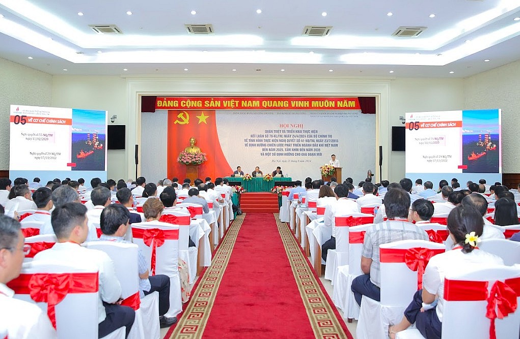 Hội nghị Quán triệt và triển khai Kết luận 76-KL/TW của Bộ Chính trị về định hướng chiến lược dầu khí Hội nghị Quán triệt và triển khai Kết luận 76-KL/TW của Bộ Chính trị về định hướng chiến lược dầu khí