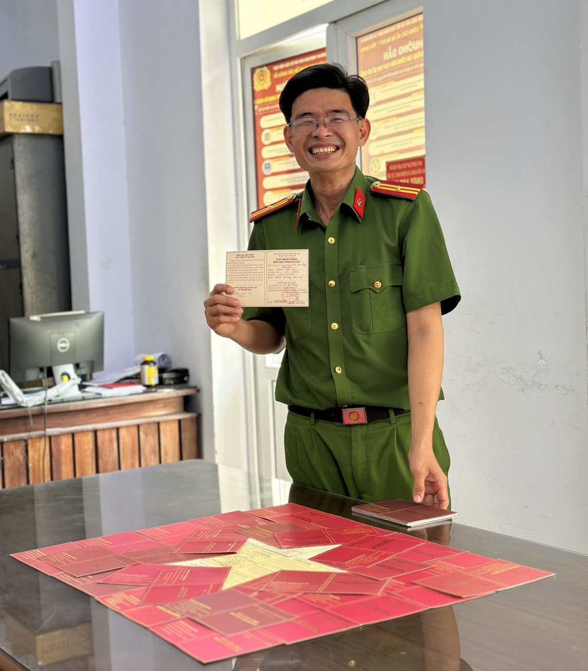 Thiếu tá Phạm Văn Hiếu 'vẽ' tờ Tổ quốc bằng chính các Giấy chứng nhận hiến máu tình nguyện Thiếu tá Phạm Văn Hiếu 'vẽ' tờ Tổ quốc bằng chính các Giấy chứng nhận hiến máu tình nguyện