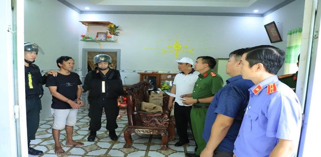 Cơ quan Cảnh sát điều tra Công an huyện Long Thành và Viện Kiểm sát Nhân dân cùng cấp thi hành lệnh khám xét nhà đối tượng Trọng Cơ quan Cảnh sát điều tra Công an huyện Long Thành và Viện Kiểm sát Nhân dân cùng cấp thi hành lệnh khám xét nhà đối tượng Trọng