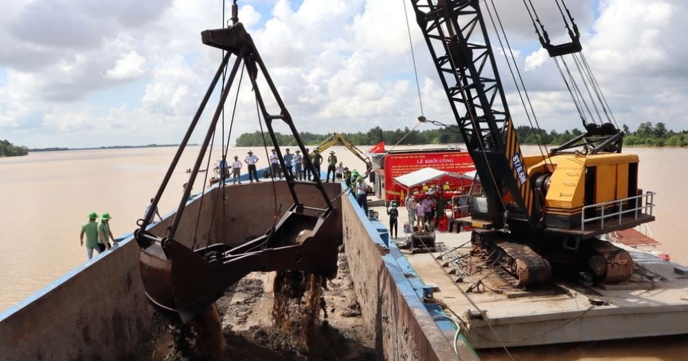 Hoạt động khai thác cát trên sông Hậu. (Ảnh TTXVN). Hoạt động khai thác cát trên sông Hậu. (Ảnh TTXVN).