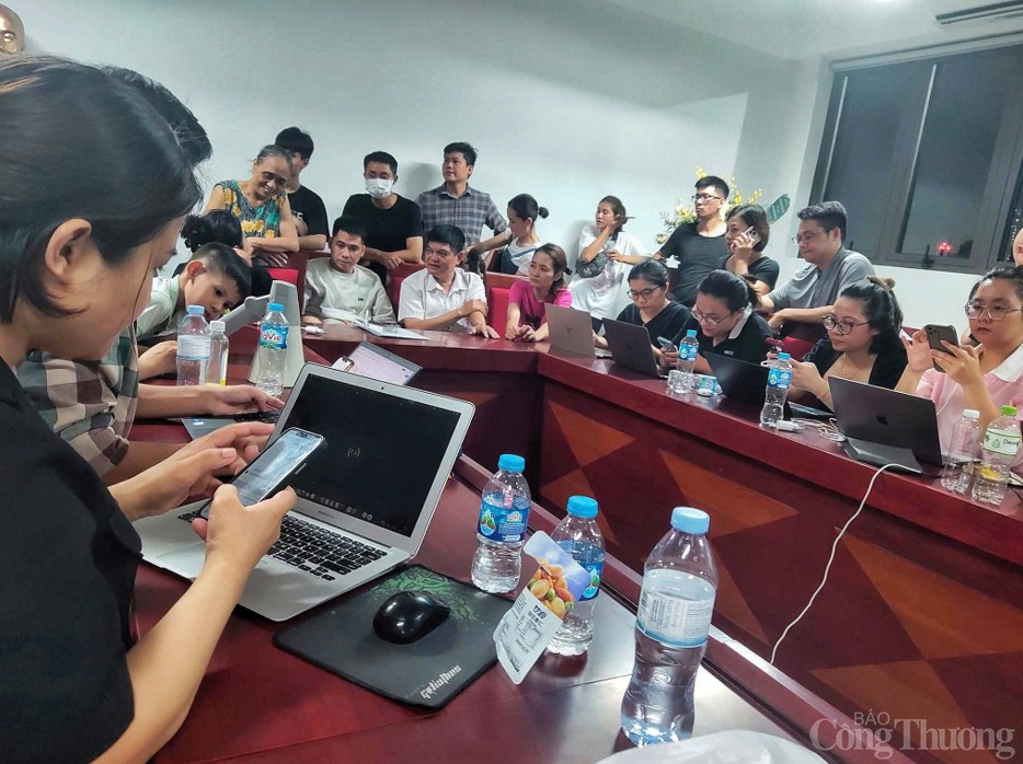 Hàng trăm phụ huynh học sinh ở lại Trường Tiểu học Tây Mỗ 3 để đề nghị nhà trường giải thích rõ việc tuyển sinh. Hàng trăm phụ huynh học sinh ở lại Trường Tiểu học Tây Mỗ 3 để đề nghị nhà trường giải thích rõ việc tuyển sinh.