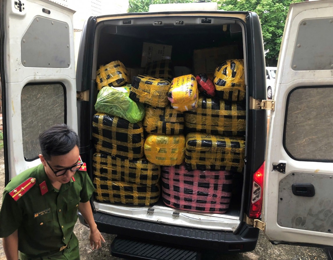 Bắc Giang: Xử phạt lái xe kiêm chủ hàng kinh doanh hàng hóa không rõ nguồn gốc, giả mạo nhãn hiệu Bắc Giang: Xử phạt lái xe kiêm chủ hàng kinh doanh hàng hóa không rõ nguồn gốc, giả mạo nhãn hiệu