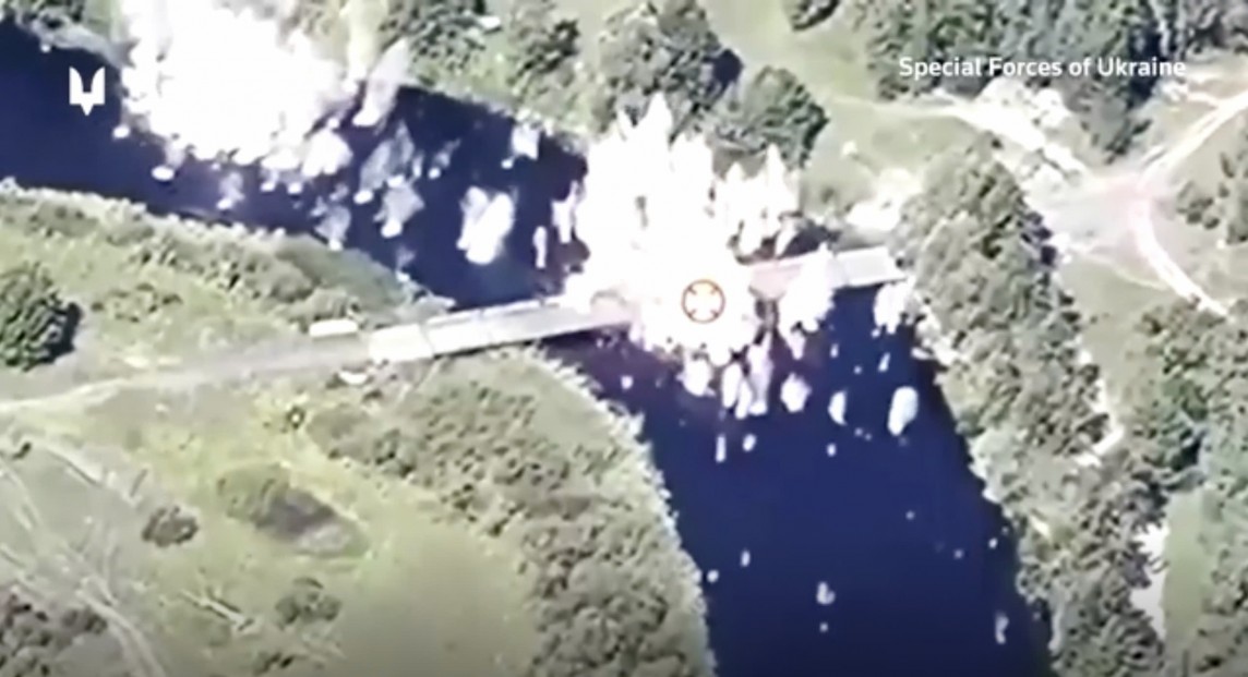 Cuộc không kích của Ukraine vào một số cầu phao ở khu vực Kursk (Hình ảnh cắt từ video) Cuộc không kích của Ukraine vào một số cầu phao ở khu vực Kursk (Hình ảnh cắt từ video)