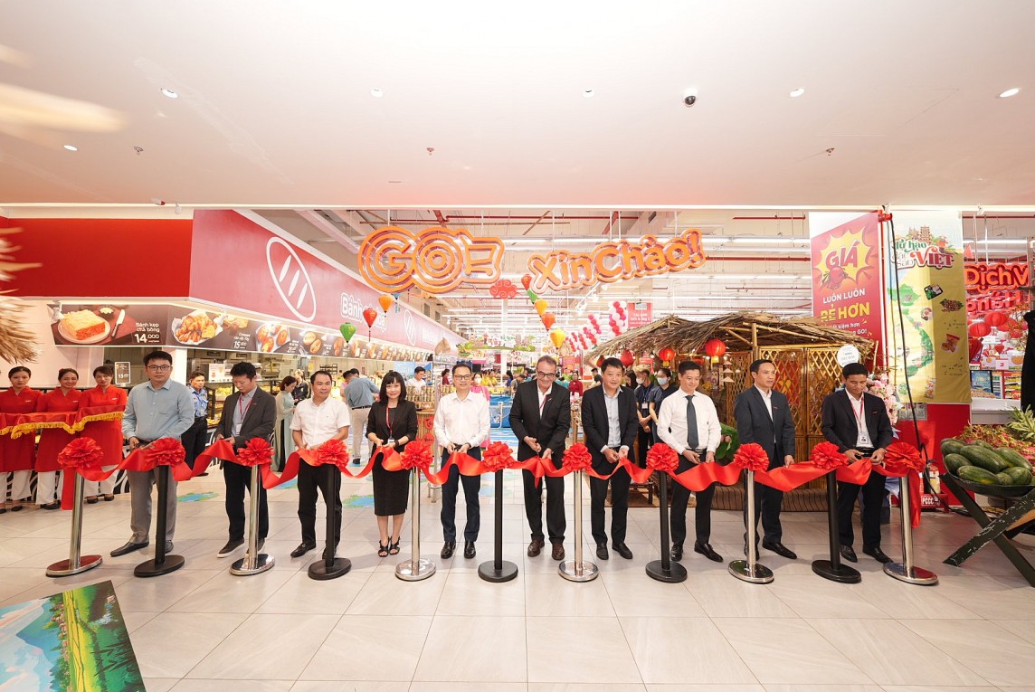 Các đại biểu cắt băng khai mạc Lễ hội “Tự hào đặc sản Việt” (ảnh Vũ Tân) Các đại biểu cắt băng khai mạc Lễ hội “Tự hào đặc sản Việt” (ảnh Vũ Tân)