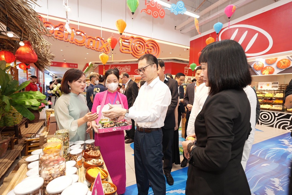 Các đại biểu tham quan gian hàng (ảnh Tân Vũ) Các đại biểu tham quan gian hàng (ảnh Tân Vũ)