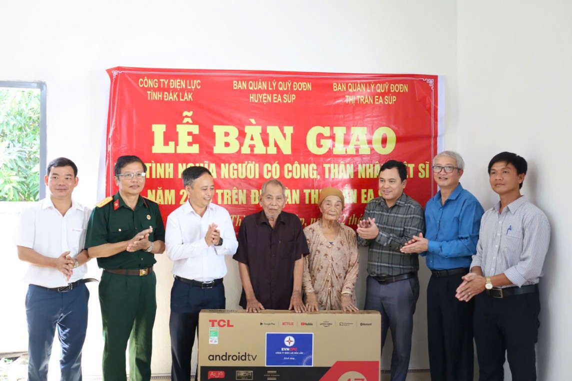 PC Đắk Lắk tặng mỗi hộ một phần quà trị giá 5 triệu đồng trong dịp khánh thành nhà mới PC Đắk Lắk tặng mỗi hộ một phần quà trị giá 5 triệu đồng trong dịp khánh thành nhà mới