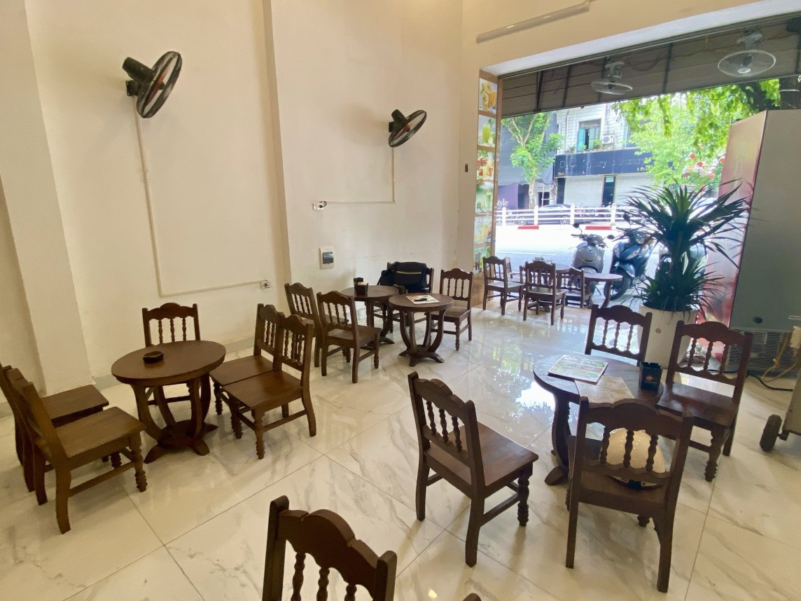 Nhiều cửa hàng ăn uống "oằn mình" trước tình hình kinh tế khó khăn Nhiều cửa hàng ăn uống "oằn mình" trước tình hình kinh tế khó khăn