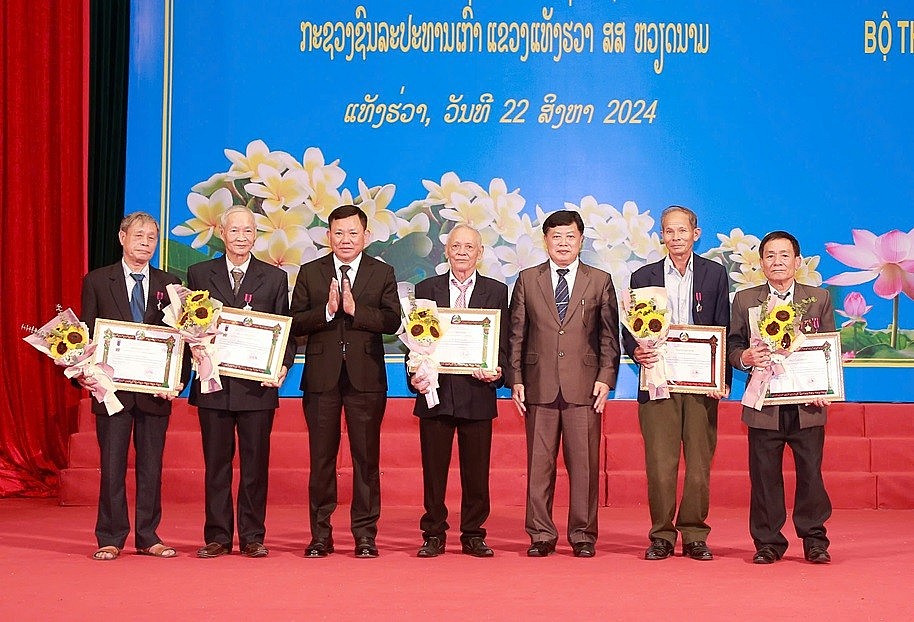 Tặng Huân chương Lao động của Chủ tịch nước Lào cho 15 cán bộ thuộc Bộ Thủy lợi (cũ) tỉnh Thanh Hóa Tặng Huân chương Lao động của Chủ tịch nước Lào cho 15 cán bộ thuộc Bộ Thủy lợi (cũ) tỉnh Thanh Hóa