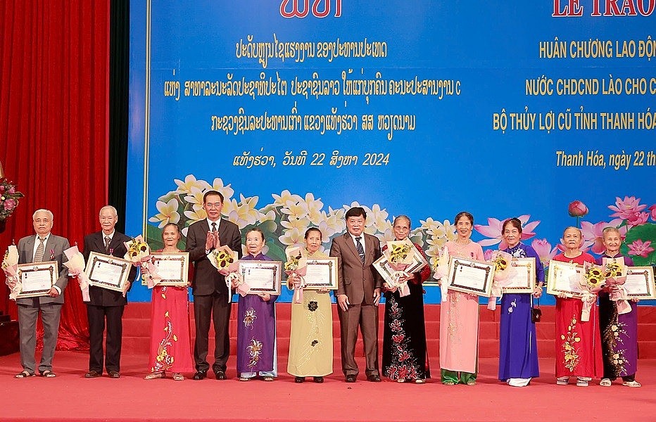 Tặng Huân chương Lao động của Chủ tịch nước Lào cho 15 cán bộ thuộc Bộ Thủy lợi (cũ) tỉnh Thanh Hóa Tặng Huân chương Lao động của Chủ tịch nước Lào cho 15 cán bộ thuộc Bộ Thủy lợi (cũ) tỉnh Thanh Hóa