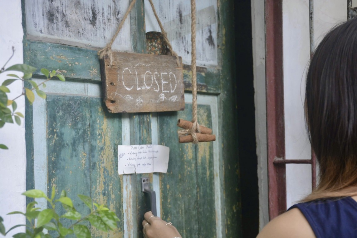 Nhiều cửa hàng ăn uống "oằn mình" trước tình hình kinh tế khó khăn Nhiều cửa hàng ăn uống "oằn mình" trước tình hình kinh tế khó khăn