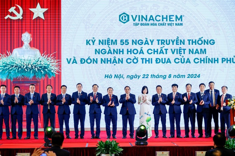 Thủ tướng tin tưởng rằng, với chiến lược đúng đắn, kế hoạch, giải pháp đồng bộ và đặc biệt là tinh thần đoàn kết, trách nhiệm, Tập đoàn Hóa chất Việt Nam tiếp tục phát huy truyền thống 55 năm, hoàn thành xuất sắc mọi nhiệm vụ được giao - Ảnh: VGP/Nhật Bắc Thủ tướng tin tưởng rằng, với chiến lược đúng đắn, kế hoạch, giải pháp đồng bộ và đặc biệt là tinh thần đoàn kết, trách nhiệm, Tập đoàn Hóa chất Việt Nam tiếp tục phát huy truyền thống 55 năm, hoàn thành xuất sắc mọi nhiệm vụ được giao - Ảnh: VGP/Nhật Bắc
