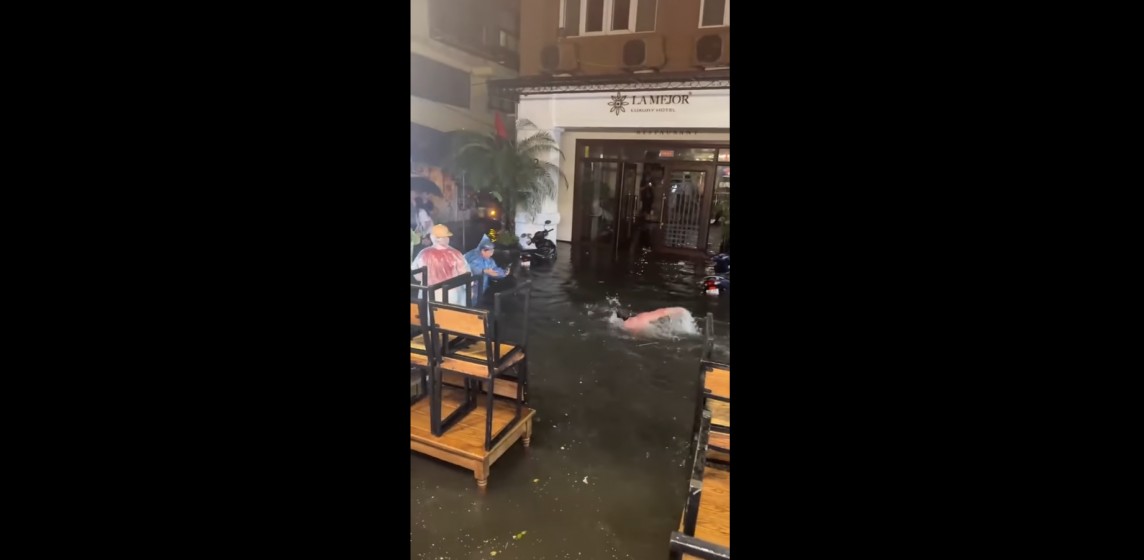 Du khách nước ngoài thích thú bơi lội ngay trên phố cổ Hà Nội sau cơn mưa lớn