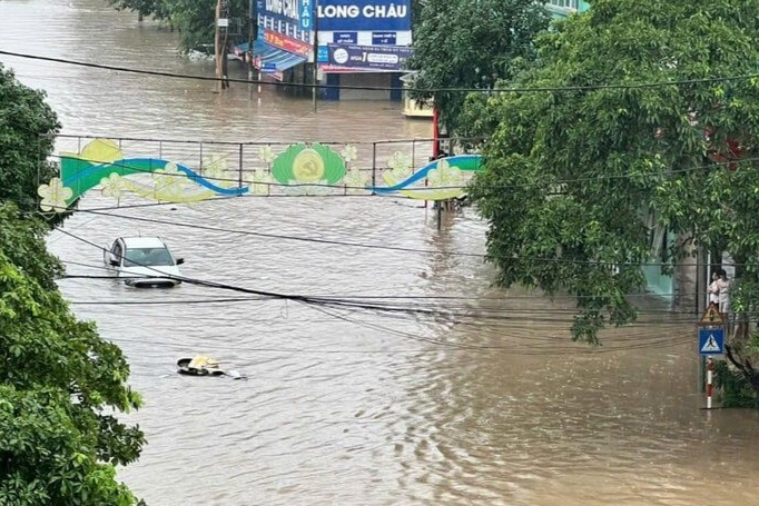 CLip người đàn ông bất lực bỏ lại ô tô giữa biển nước thoát thân CLip người đàn ông bất lực bỏ lại ô tô giữa biển nước thoát thân