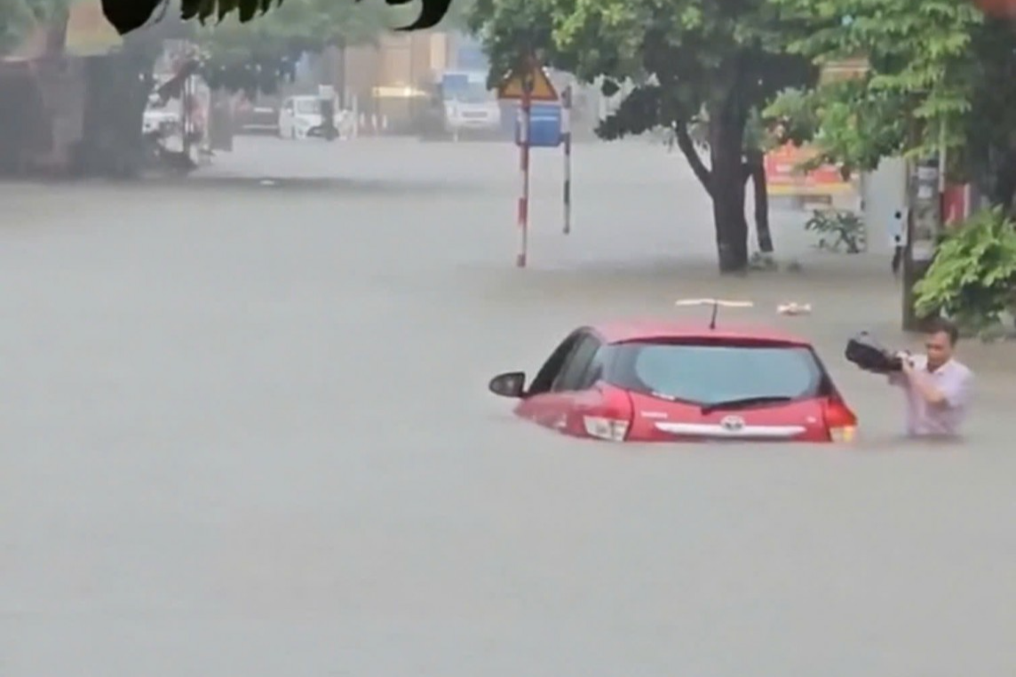 CLip người đàn ông bất lực bỏ lại ô tô giữa biển nước thoát thân CLip người đàn ông bất lực bỏ lại ô tô giữa biển nước thoát thân